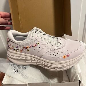 BRAND NEW FLORAL BONDI HOKA WOMENS SIZE 7.5 MENS SIZE 6.5